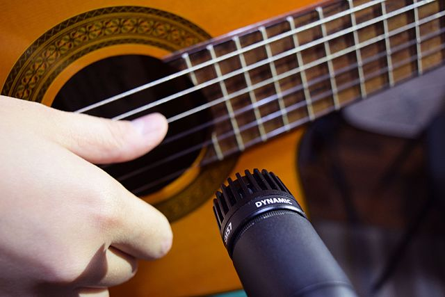 Chitarra acustica microfonata con un SM57