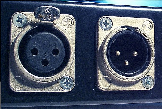 Porte XLR femmina e maschio su un mixer