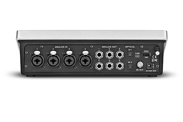 Retro di un mixer, con quattro porte combo sulla sinistra e quattro uscite TRS femmina al centro